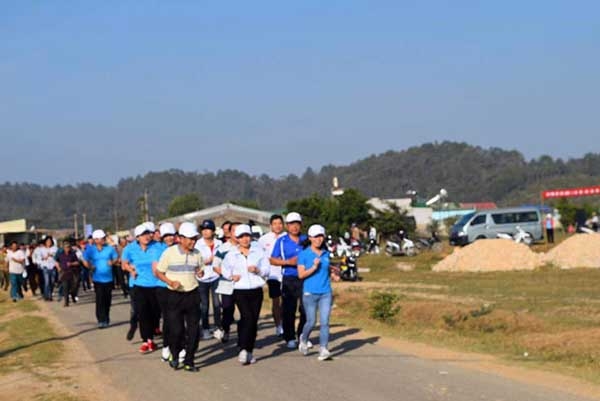 Đông đảo cán bộ, công chức và nhân dân trên địa bàn cùng tham gia ngày chạy Olympic vì sức khỏe toàn dân