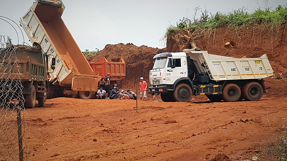 Hoạt động khai thác đất diễn ra công khai trên địa bàn phường Lộc Phát. Ảnh: H.Đ