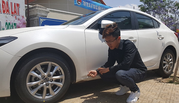 Chiếc xe Mazda của anh Lê Minh Lộc bị trầy xước khi bị trộm lấy mất 4 bánh xe