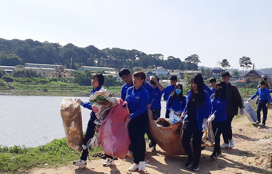 Thanh niên Ðà Lạt xung kích đi đầu thực hiện không hút thuốc lá nơi công cộng