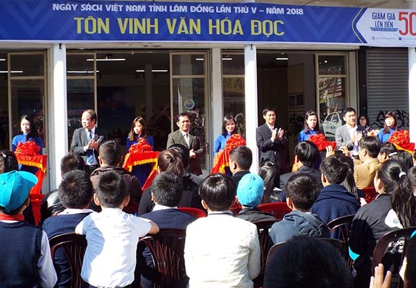 Triển lãm sách "Tôn vinh văn hóa đọc"