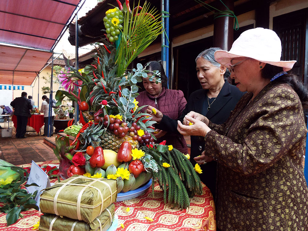 Hội thi gói bánh chưng, bày mâm ngũ quả dâng cúng Quốc Tổ Hùng Vương