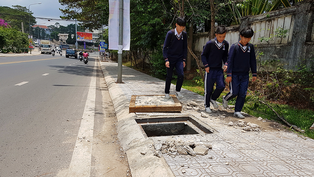 Thi công hố ga thoát nước không rào chắn