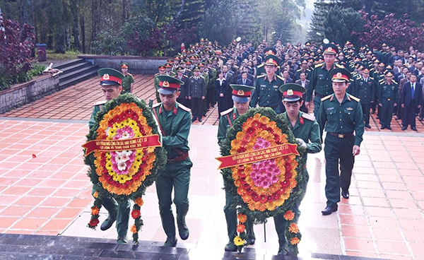 Các ban, ngành dâng hoa trên lễ đài