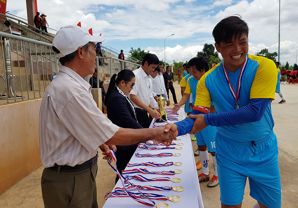 Di Linh bế mạc giải bóng đá nam