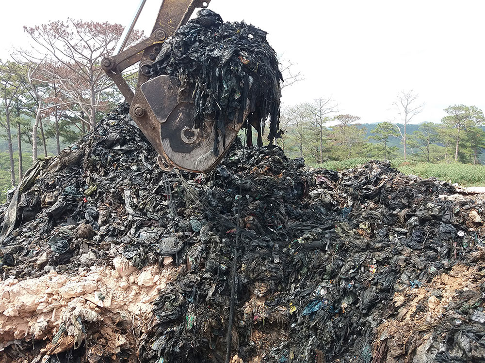 Tại khuôn viên nhà máy, cơ quan Công an tỉnh đã phát hiện quả tang hơn 30 ngàn tấn rác chưa phân loại, xử lý chôn lấp (ảnh chụp ngày 13/3/2018). Ảnh: M.Đ