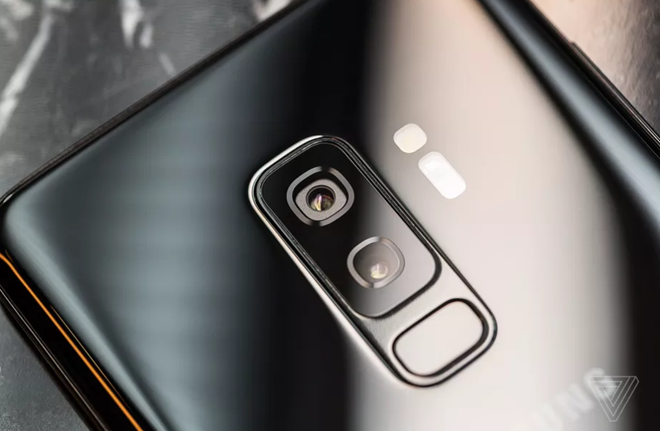 Hệ thống camera kép phía sau của Galaxy S9 Plus. (Nguồn: The Verge)