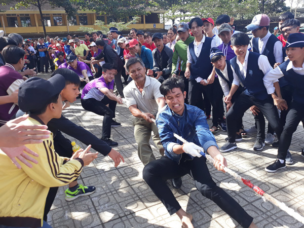 Các môn thi đấu thể thao dân gian thu hút đông đảo quần chúng nhân dân tham gia cổ vũ.  Ảnh: H.Sang