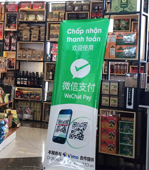 Trước đó nhiều ngày, Công ty Sóng Việt trưng panô chấp nhận thanh toán WeChat Pay do Vimo cung cấp tại sân bay Liên Khương