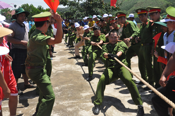 Công an Đam Rông đơn vị giành giải nhất bộ môn kéo co nam Đại hội