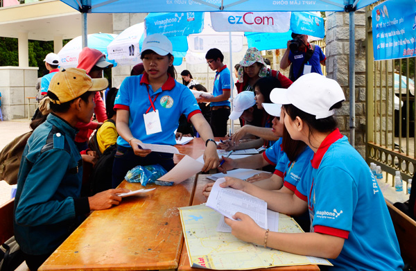 Đoàn viên, thanh niên luôn là lực lượng tiên phong tiếp sức cho thí sinh. Ảnh: V.Hùng