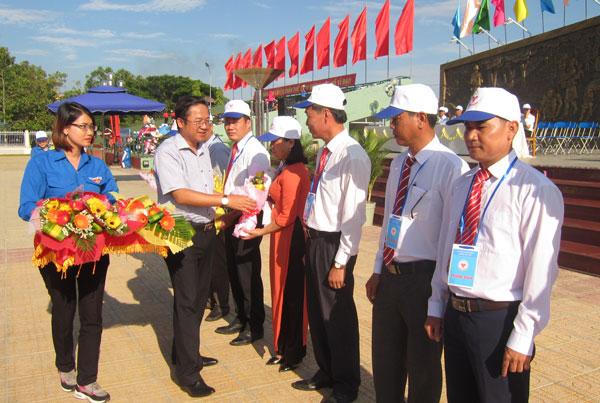  Ông Tôn Thiện Đồng, Bí thư Huyện ủy Đạ Tẻh tặng hoa chúc mừng các đoàn tham gia Đại hội