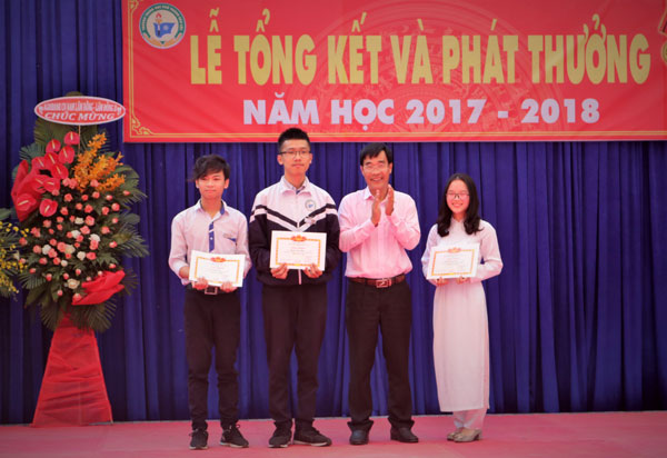 Học sinh xuất sắc được khen thưởng