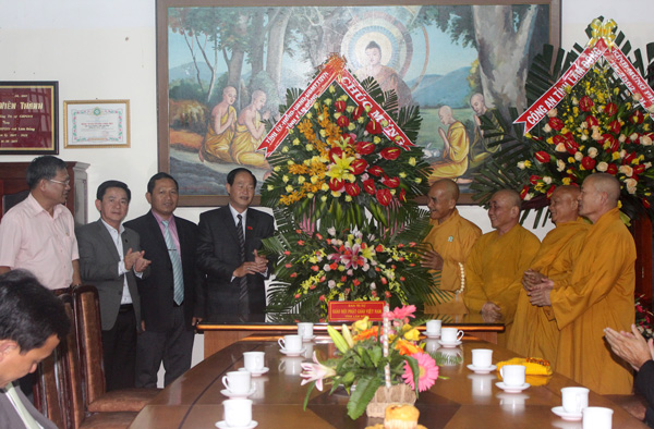 Đoàn lãnh đạo Tỉnh thăm, tặng hoa và chúc mừng Ban Trị sự GHPG Lâm Đồng nhân dịp lễ Phật đản 2018