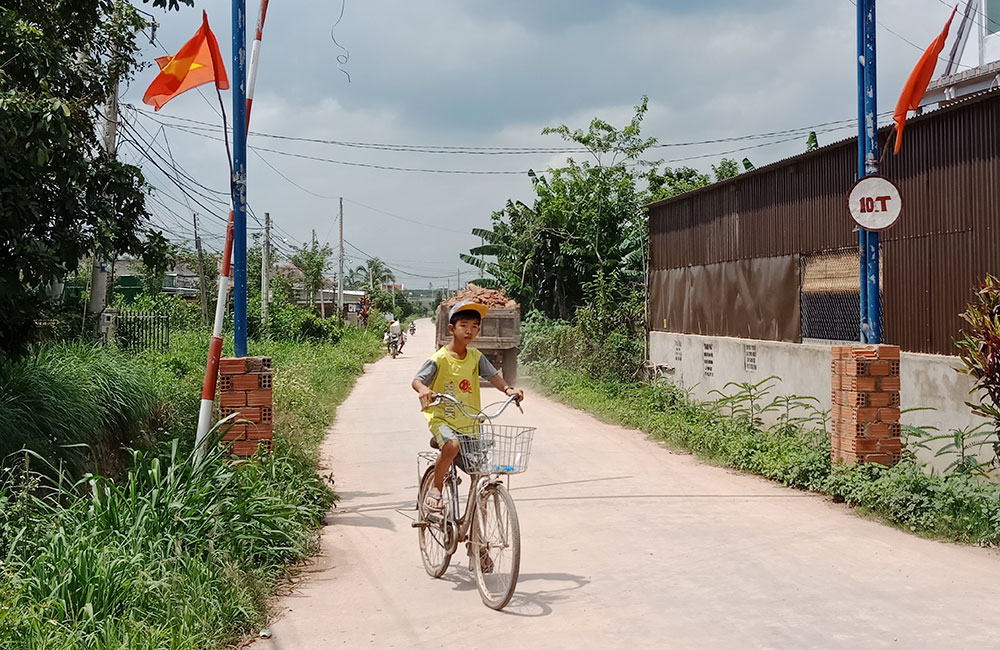 Con đường khang trang dẫn vào thôn Kim Phát. Ảnh: T.V