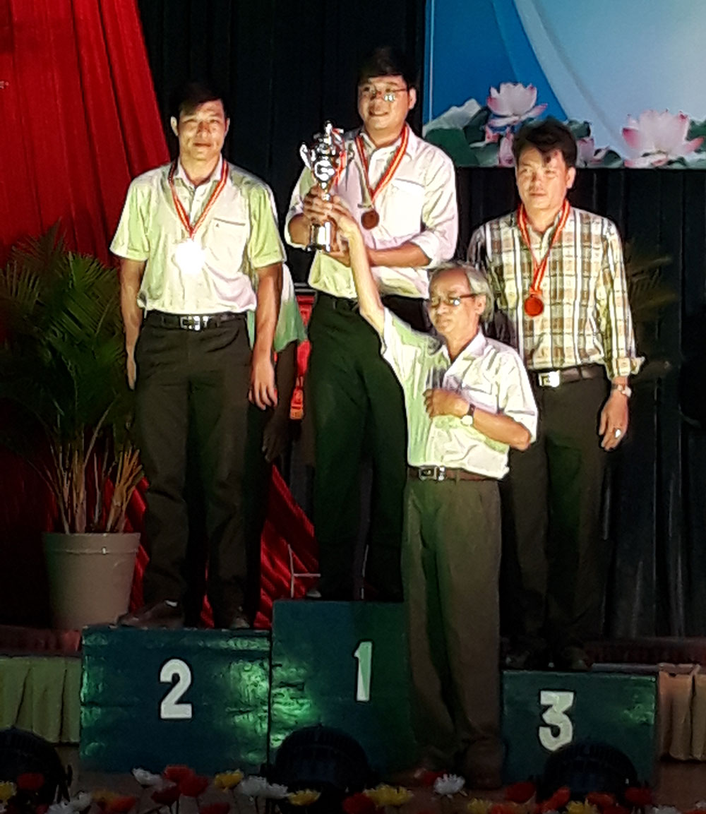 Đồng chí Trương Thái Anh Quốc PBT huyện ủy Đạ Tẻh trao cúp cho các đội giành giải Nhất