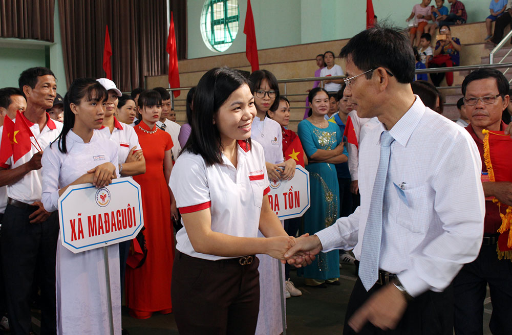 Ông Lưu Tiến Chinh, Chủ tịch UBND huyện Đạ Huoai, bắt tay chúc mừng các đội tham dự Đại hội. Ảnh: T.Chu
