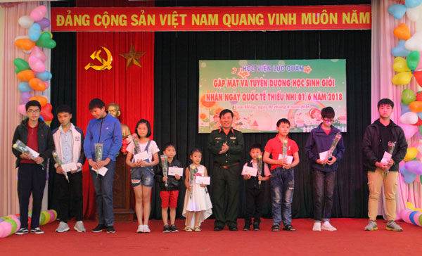 Thiếu tướng Đậu Văn Nậm - Phó Chính ủy Học viện Lục quân trao quà cho các cháu học sinh giỏi