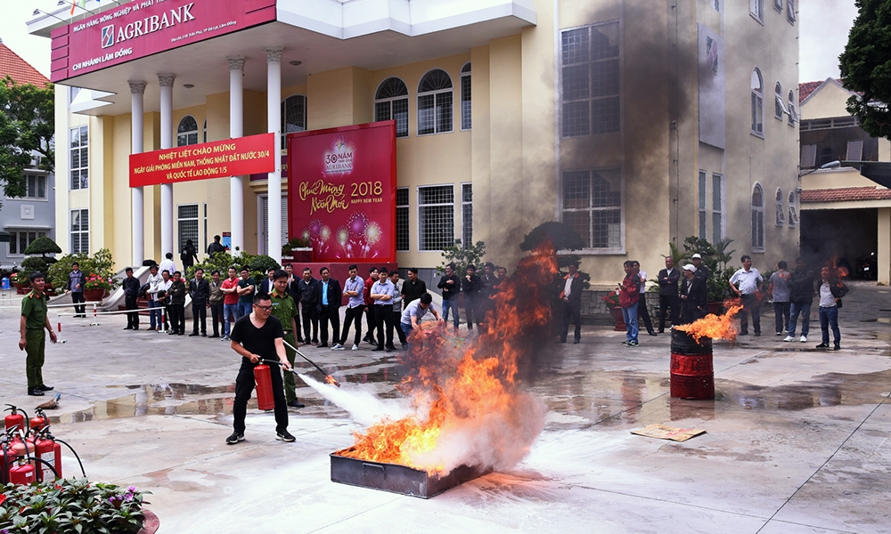 Huấn luyện, diễn tập phương pháp chữa cháy, kỹ năng, thao tác sử dụng các thiết bị, dụng cụ PCCC tại Agribank chi nhánh tỉnh Lâm  Đồng