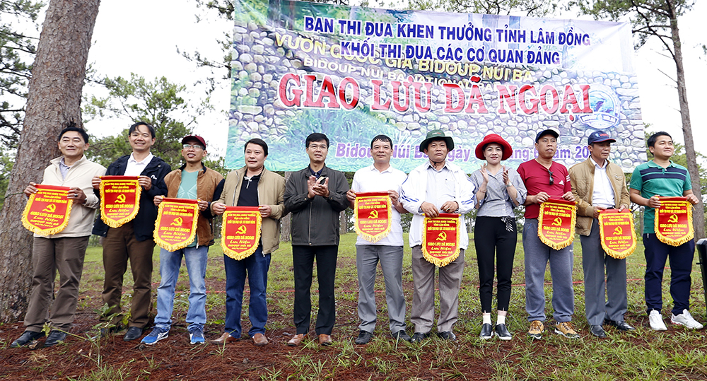 Tặng cờ lưu niệm cho các cơ quan Đảng ủy Lâm Đồng tham gia giao lưu giã ngoại ngày 2/6 tại Vườn quốc gia Bidoup Núi Bà (huyện Lạc Dương)