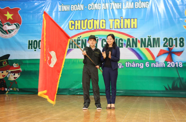 147 em thiếu nhi Học làm chiến sĩ công an