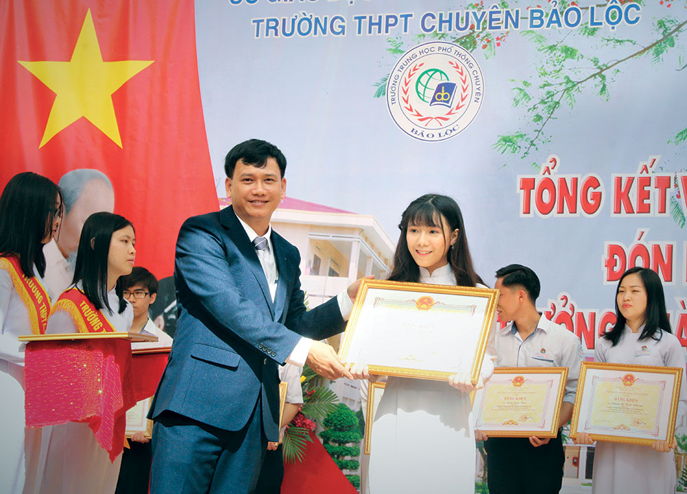 Trường THPT Chuyên Bảo Lộc trao thưởng cho học sinh xuất sắc. Ảnh: K.P