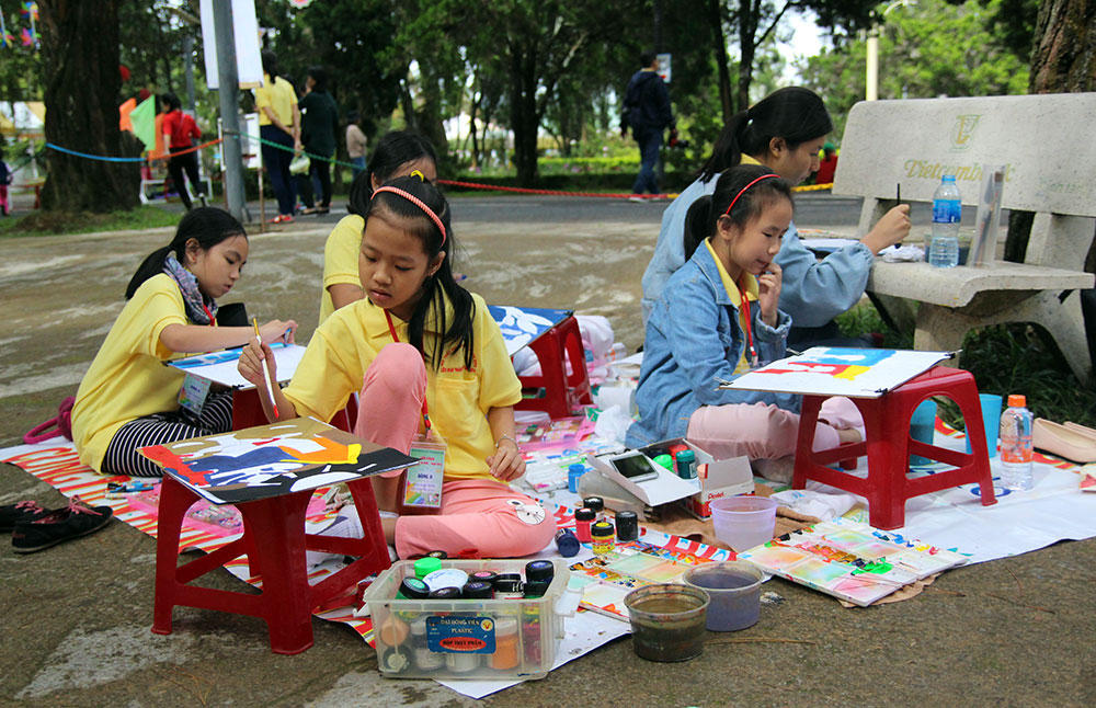 Liên hoan vẽ tranh nhành cọ non