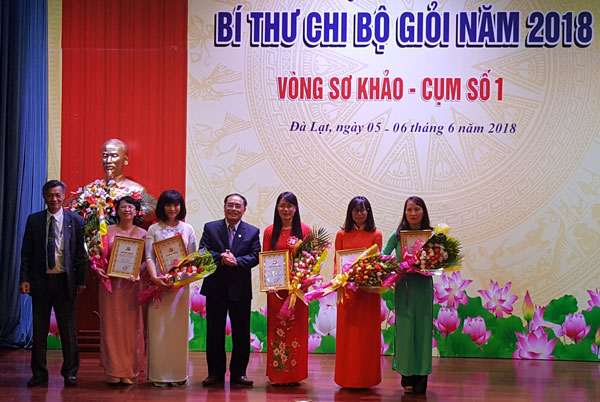 Ban Tổ chức Hội thi trao giải Nhất – Nhì - Ba cho 5 thí sinh đạt điểm cao tại Hội thi