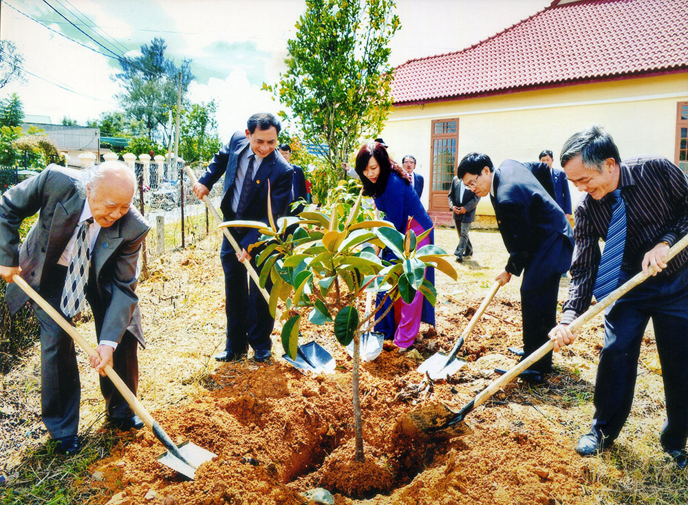 Trồng cây lưu niệm ở Làng hoa Hà Đông. Ảnh: P.H.G