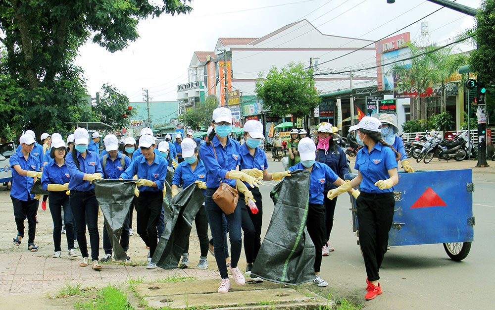 Học sinh chung tay tham gia thu gom rác thải góp phần bảo vệ môi trường. Ảnh: Ð.Phan 