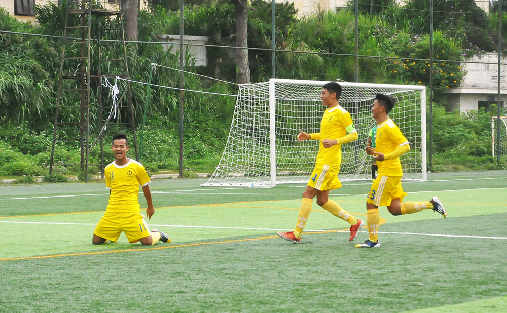 So Hao Lợi mang áo số 11 - Lâm Đồng ăn mừng bàn thắng ghi được ở phút 83 hiệp 2 trong trận Lâm Đồng thắng Kon Tum 4-1 trên sân nhà Đà Lạt