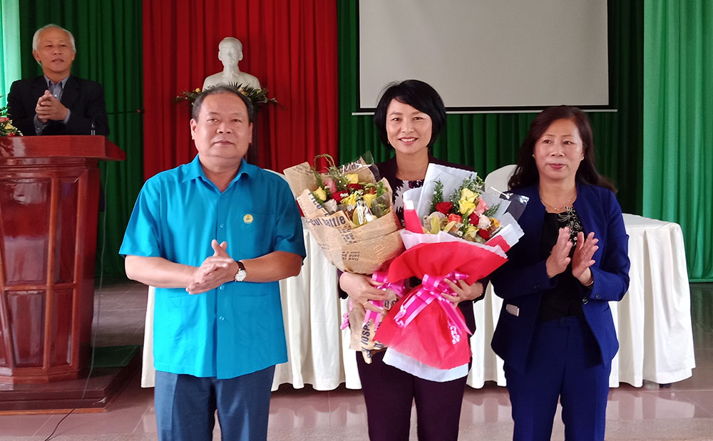 Đồng chí Phạm Thị Phúc nhận nhiệm vụ và nhận hoa chúc mừng