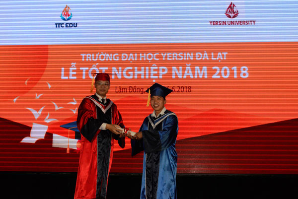 TS. Phạm Đình Trung - Hiệu trưởng Trường Đại học Yersin Đà Lạt trao bằng tốt nghiệp cho tân cử nhân khóa 11