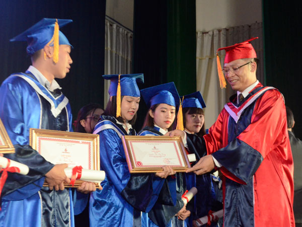 TS. Phạm Đình Trung - Hiệu trưởng Trường Đại học Yersin Đà Lạt trao giấy khen cho sinh viên xuất sắc