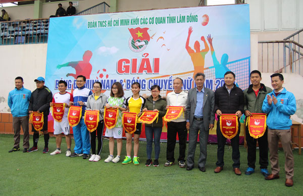 Ban tổ chức trao cờ lưu niệm cho các đội tham gia thi đấu