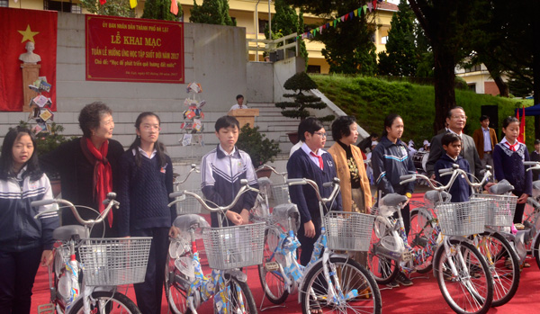 Hội Khuyến học tỉnh phối hợp cùng Tập đoàn CJ Hàn Quốc trao tặng xe đạp cho học sinh có hoàn cảnh khó khăn vươn lên trong học tập. Ảnh: V.H