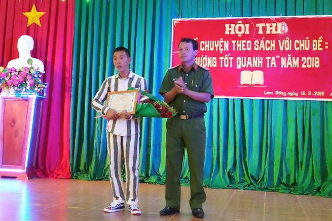 Trung tá Bùi Ngọc Dũng, Giám thị Trại giam Đại Bình, trao giấy khen cho thí sinh đạt giải nhất