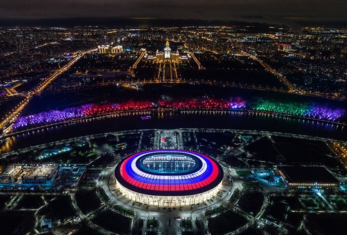 Sân vận động Luzhniki được thắp sáng bằng màu cờ của nước Nga