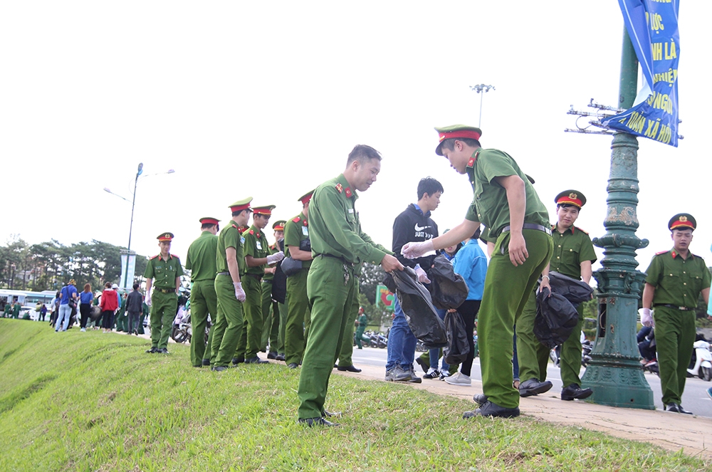 Đoàn viên thanh niên tham gia nhu nhặt rác sau lễ ra quân