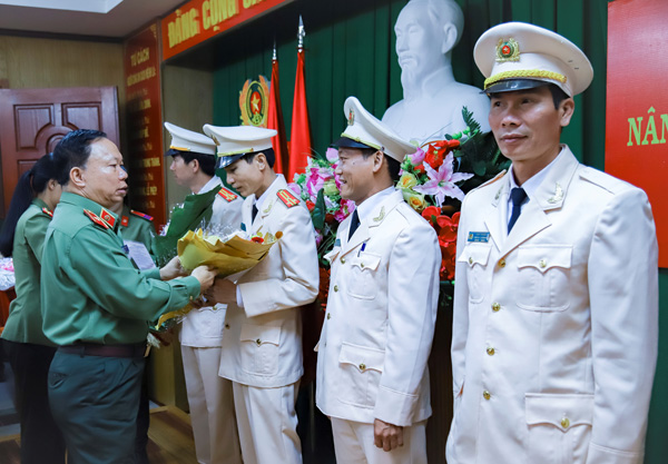 Thiếu tướng Bùi Văn Sơn – Giám đốc Công an tỉnh gắn cấp bậc hàm và tặng hoa chúc mừng cho các đồng chí là sỹ quan chỉ huy