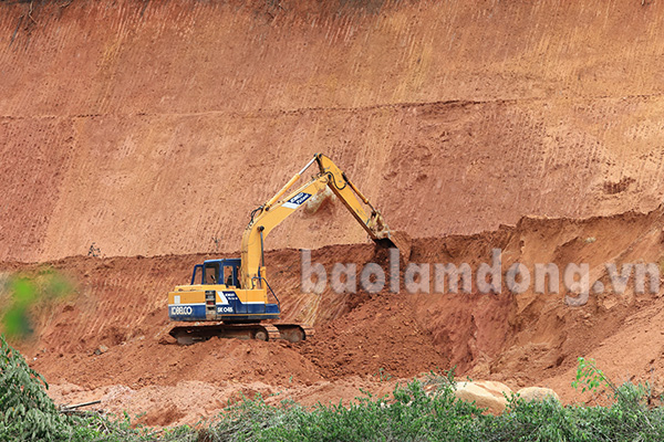 Đà Lạt: Vô tư bạt núi, khai thác đất san lấp trái phép