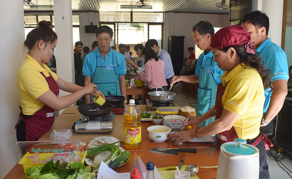 Bữa cơm gia đình ấm áp yêu thương