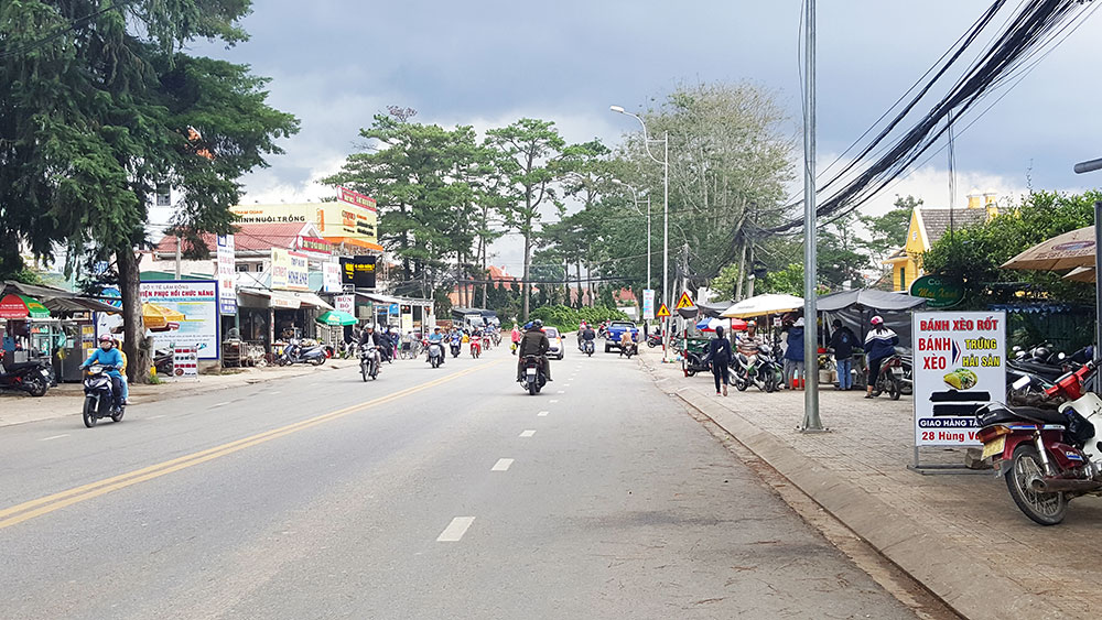 Nâng cao chất lượng công trình giao thông để đảm bảo phương tiện lưu thông trên đường. Ảnh: H.Y