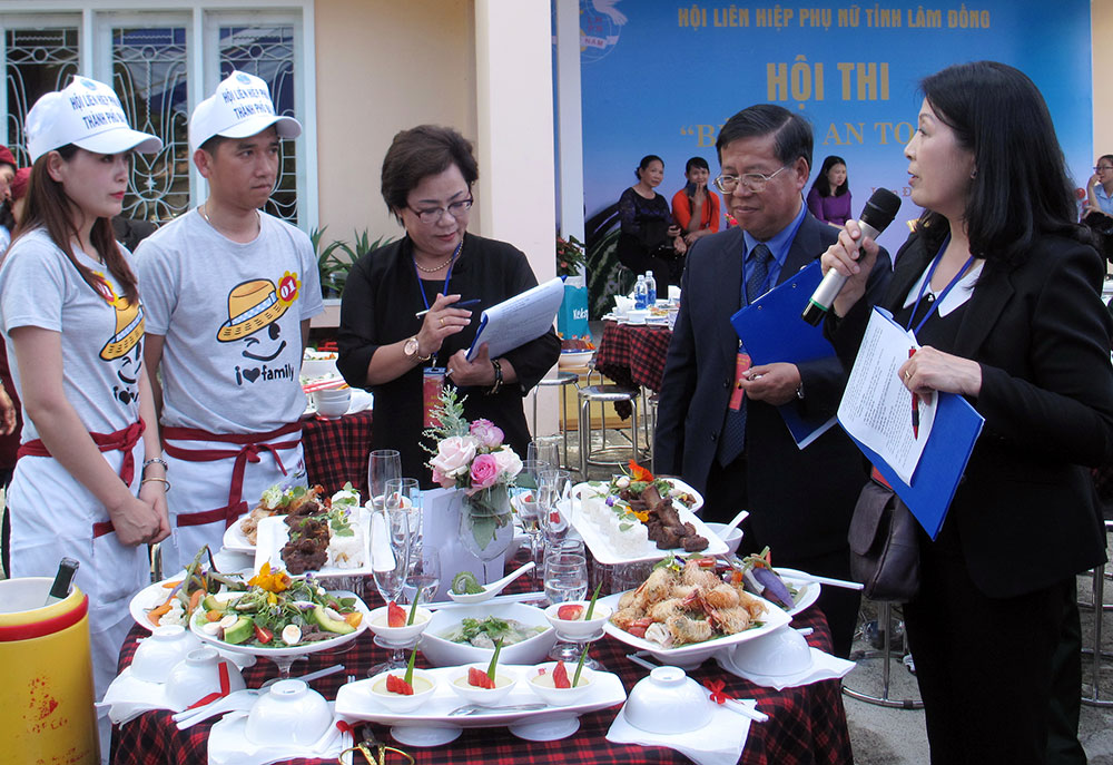 Anh Nguyễn Ngọc Tuân (Đà Lạt) đã thuyết phục Ban giám khảo với các món ăn ngon và đẹp nhất đoạt giải nhất hội thi Bữa ăn an toàn. Ảnh: A.N