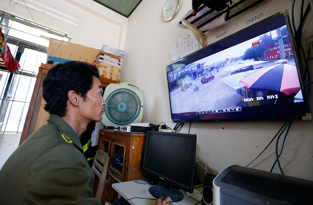 Công an xã Ka Đô kiểm tra camera an ninh, bảo đảm tình hình ANTT trên địa bàn