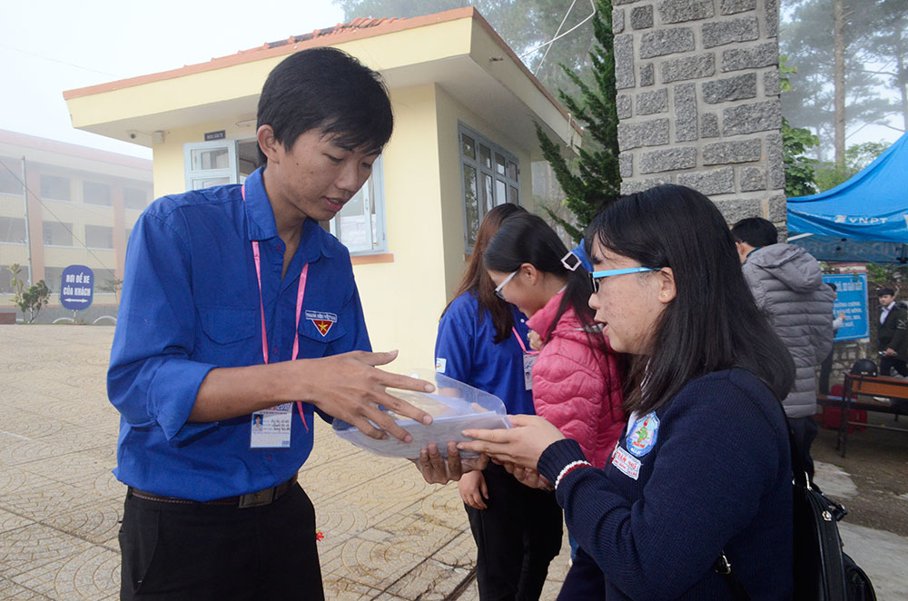 Kỳ thi THPT quốc gia năm nay, việc kiểm tra giấy tờ dự thi của thí sinh được một số điểm thi kiểm soát ngay từ cổng trường