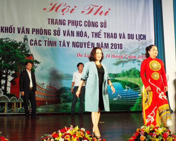 Hội thi trình diễn trang phục công sở