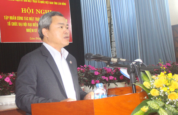 Ông Đường Anh Ngữ - Phó Chủ tịch Thường trực UBMTTQ tỉnh phát biểu khai mạc hội nghị