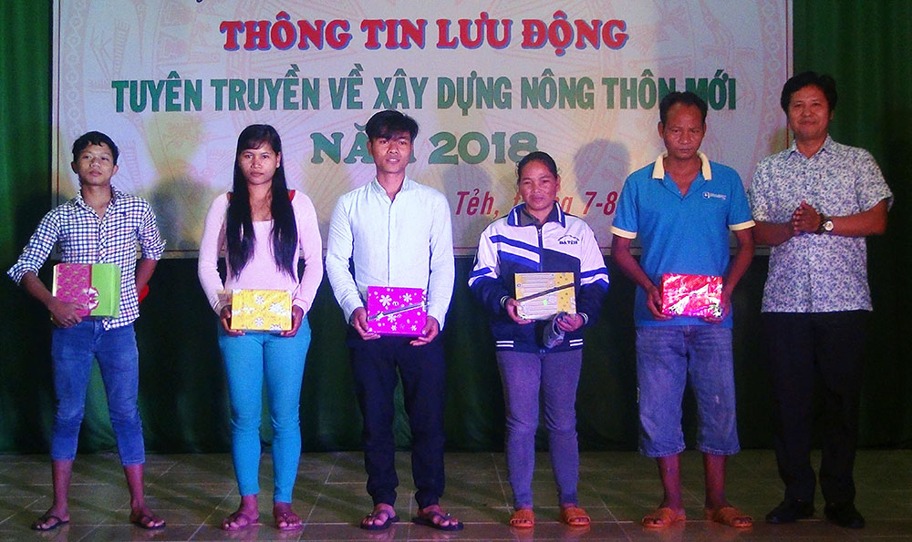 Đạ Tẻh tuyên truyền lưu động trong vùng đồng bào dân tộc thiểu số