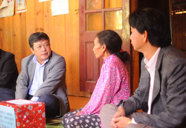 Đồng chí Đoàn Văn Việt – Chủ tịch UBND tỉnh thăm gia đình bà Kơ Sa Ka Hương